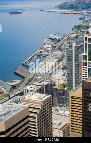 Luftbild von Elliot Bay und Waterfront District von Seattle, Washington, USA Smith Tower entnommen Stockfoto