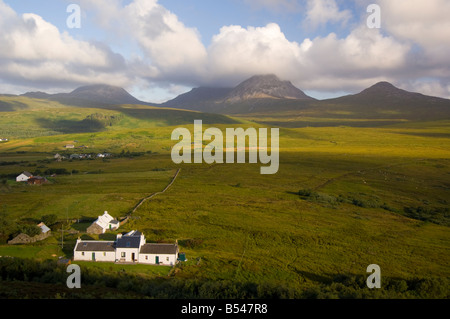 Ardfernal Township und Paps of Jura vom Osten Beinn Shiantaidh 757 m im Zentrum Stockfoto