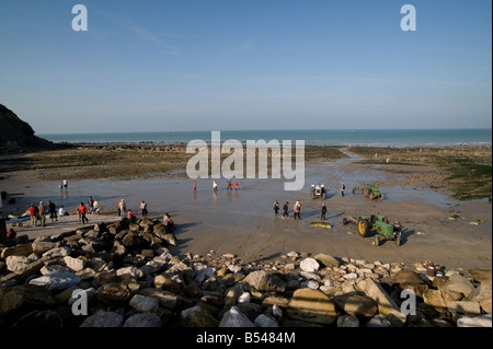 Bunker WW2 Frankreich Cote d Opale Boulogne Calais Cap Gris Nez Ferry Sunshine beach zu Fuß Meer Ufer Familien sicher Muscheln Stockfoto