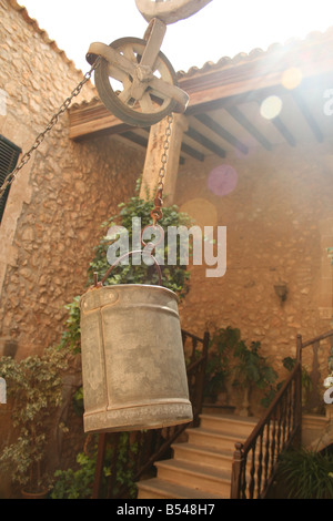 Auch Eimer am St John the Baptist Chuch Calvis, mallorca Stockfoto