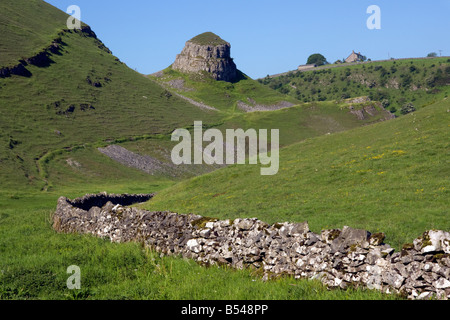 Blick auf peters Stein in Cressbrook Dale im englischen Peak District National park Stockfoto