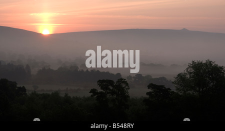 Dämmerung über das Castleton Tal mit Nebel und gewinnen Hügel in der Ferne Peak District National park Stockfoto