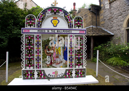 Derbyshire Dorf traditionelle gut Dressing Bakewell 2008 auf das Thema des Moses in den Gräsern Stockfoto