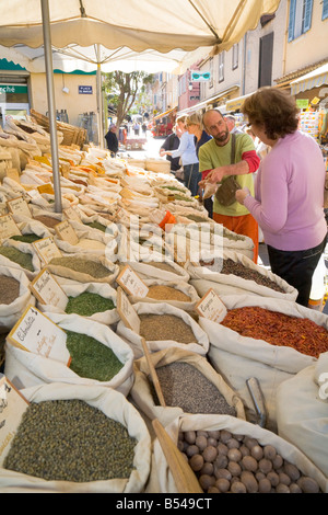 Eine Vielzahl von Kräutern und Gewürzen wird angeboten auf einem Bauernmarkt in Sainte-Maxime an der Cote d ' Azur / Provence Stockfoto