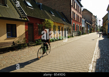 Radfahrer in einer ruhigen Straße in der alten Stadt von Malmö Schweden Stockfoto