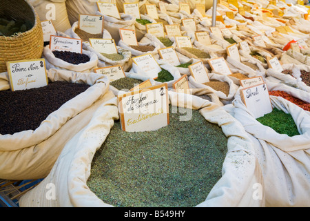 Eine Vielzahl von Kräutern und Gewürzen (provenzalische Kräuter im Vordergrund) wird an einen Bauernmarkt in der Provence angeboten Stockfoto