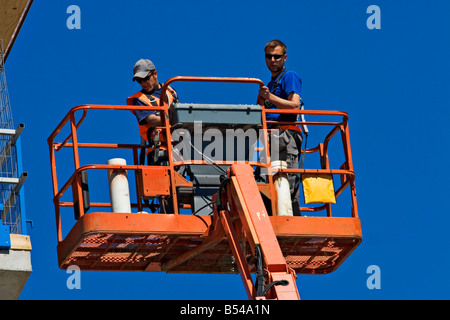 Bau / Arbeiter benutzen eine Hubarbeitsbühne für sicheres Arbeiten in Höhen. Geelong Victoria Australien. Stockfoto