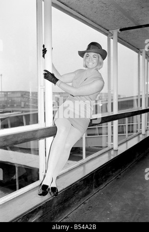 27-jährige Diana Moore eine Stewardess mit British Midland Airways von Heathrow heute Teilnahme an Australien fliegt Stockfoto