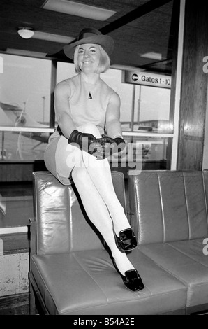 27-jährige Diana Moore eine Stewardess mit British Midland Airways von Heathrow heute Teilnahme an Australien fliegt Stockfoto