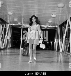 Canadaian Film und Fernsehen Schauspielerin Barbara Parkins verlassen der Londoner Flughafen Heathrow heute nach Los Angeles. November 1969 Stockfoto