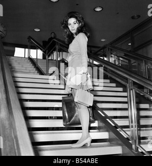 Canadaian Film und Fernsehen Schauspielerin Barbara Parkins verlassen der Londoner Flughafen Heathrow heute nach Los Angeles. November 1969 Stockfoto