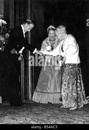 Am Montag, 30. Mai 1977 besuchte die Queen und Prinz Phillip, begleitet von anderen Mitgliedern der königlichen Familie, ein silbernes Jubiläum Gala-Vorstellung am Royal Opera House, Covent Garden, wo sie Auszüge aus Oper und Ballett sahen. Prinzessin Alice St. Glouceter (links) und Prinzessin Alice, Courtess St. Athlone. Mai 1977 P016908 Stockfoto