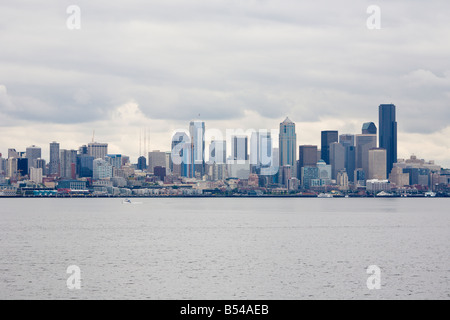 Skyline von Seattle an einem typischen bewölkten Tag von Elliot Bay Stockfoto