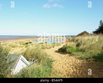 Hölzerne Strandhäuser auf dem sandigen Küstenpfad am alten Hunstanton, Norfolk, East Anglia, England. Stockfoto