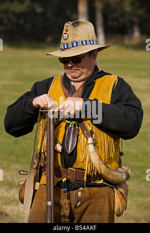 Mann trägt Trapper-Kostüm zeigt schwarzes Puder Gewehr auf Steam Engine Show bei Westwold, "British Columbia", Canada Stockfoto