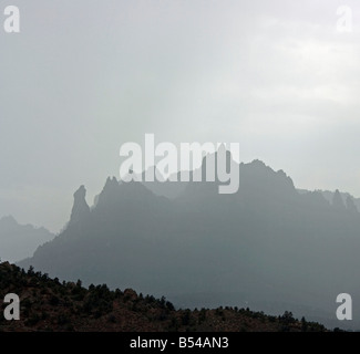 Regen und Donner Ansatz von den schroffen Gipfeln der Rockville Utah nur außerhalb des Zion Nationalparks Stockfoto