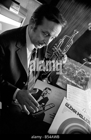 Bandleader Syd Lawrence, die der Big Band von Glen Miller, abgebildet bei ihm zu Hause zurück bringt. ; November 1969; Z10892-001 Stockfoto