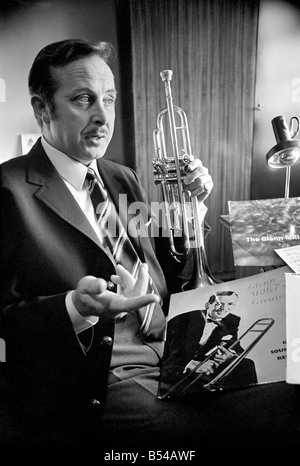 Bandleader Syd Lawrence, die der Big Band von Glen Miller, abgebildet bei ihm zu Hause zurück bringt. ; November 1969; Z10892-002 Stockfoto