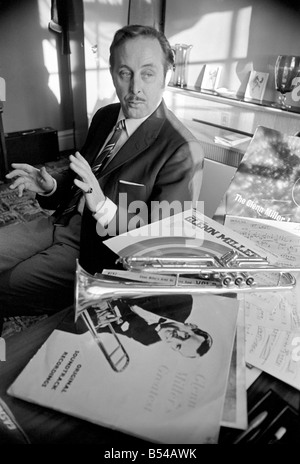 Bandleader Syd Lawrence, die der Big Band von Glen Miller, abgebildet bei ihm zu Hause zurück bringt. ; November 1969; Z10892-003 Stockfoto