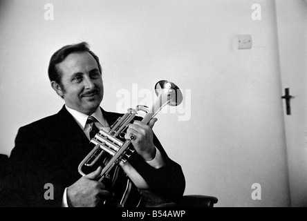 Bandleader Syd Lawrence, die der Big Band von Glen Miller, abgebildet bei ihm zu Hause zurück bringt. ; November 1969; Z10892-004 Stockfoto