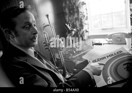 Bandleader Syd Lawrence, die der Big Band von Glen Miller, abgebildet bei ihm zu Hause zurück bringt. ; November 1969; Z10892-006 Stockfoto