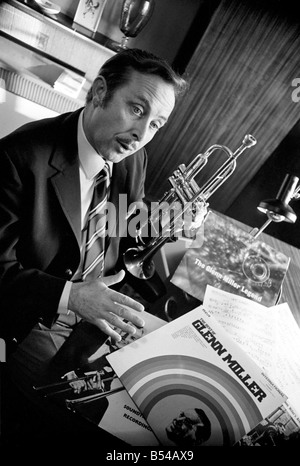 Bandleader Syd Lawrence, die der Big Band von Glen Miller, abgebildet bei ihm zu Hause zurück bringt. ; November 1969; Z10892 Stockfoto