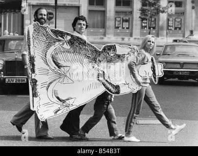 Es war alle getrimmte ein Rätsel für Passanten in London am Sonntag. Drei der bekanntesten britischen Stars nahmen ihre Show auf der Straße- aber deren das Ersatzpaar Beine waren? Nun, sie erwies sich als zu 3 ft 10in David Rappaport gehören, die Appearedin den Film Time Bandits. Er war bei den Proben für ihre neue Show, The Secret Policeman es Other Ball eine helfende Hand, John Cleese, Rowan Atkinson und Pamela Stephenson Kreditvergabe. Drei und eine halbe: John Cleese, Rowan Atkinson und Pamela Stephenson ein wenig Hilfe mit einem Karton Ausschnitt aus winzigen David Rappaport bekommen. September 1981 P017089 Stockfoto