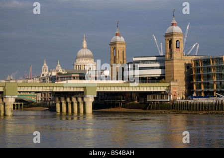 Stadt Speyer: Türme der St. Pauls Kathedrale und Cannon Street Station und Eisenbahnbrücke über den Fluss Themse, City of London Stockfoto