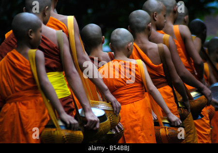 Mönche machen ihre täglichen Runden um Almosen von buddhistischen Anhänger In Luang Prabang zu erhalten Stockfoto