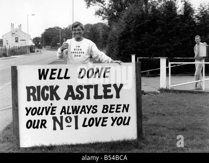 Chart-Topping Sänger Rick Astley deren Single "Never Gonna Give You Up" auf Platz eins in den britischen Charts wurde hat einen echten Fan-Club in seiner Heimatstadt. Sein Vater, Ossie Astley, Sport-ein T-shirt mit den Werken, "Ich bin Rick Astleys Vater" zu zeigen, wie stolz auf seinen Sohn er ist. Und seine Fans vor Ort haben ein Schild Rick wieviel sie an ihn denken errichtet. Auf dem Schild steht, "Gut getan Rick Astley, Sie immer schon unsere Nr. 1 - Love You habe." Das "Gut gemacht" Zeichen für Rick Astley. September 1987 P017185 Stockfoto