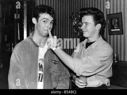 Rick Astley mit Wet Wet Wet Sängerin Marti Pellow im Rampenlicht. September 1987 P017187 Stockfoto