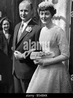 Viscount Astor im Alter von 47 heute verheiratet Miss Phillipa Hunloke im Alter von 24 in der Kirche St. Columba, Pont Street, London. Die Braut und Bräutigam nach der Trauung verlassen. April 1955; P017240 Stockfoto