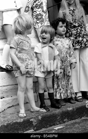 Es ist eine hübsche Feder für Kinder bei Tick-A-Tee mit einer Sammlung von super schwingen koordiniert, Kleider und trennen, gezeigt Stockfoto