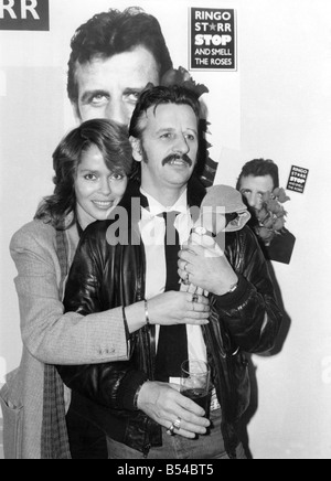 Ringos Rückkehr. Steuerliche Exil Ringo Starr kommt nach Hause nach Großbritannien nach sechs Jahren- und es ist ihm ein Vermögen kostet. Die ehemalige Beatle zurück in seine alte Heimat bewegt hat, eine 26-Zimmer-Villa in Berkshire, mit seiner amerikanischen Frau Barbara Bach, der ihn heiratete im vergangenen Frühjahr. Ringo, sagte am Dienstag, den 20. Oktober: Ich habe ein britischer Bewohner wieder seit Juni letzten Jahres. Aber niemand scheint davon ausgenommen Steuer Leute gekannt haben. Sie reichte mir eine Reihe, als ich zurückkam. " Ringo hat gerade seine erste Schallplatte in zwei Jahren genannt "Stoppen und den Duft der Rosen" beendet. Stockfoto