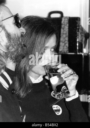 Pop-Idol klebt Ringo Starr mit seiner Frau, der ehemalige James Bond-Girl Barbara Bach, ein Glas Wasser. Februar 1989-P017287 Stockfoto