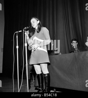 Bernadette Devlin auf Irish Civil Rights Treffen im Hammesmith Rathaus. November 1969 Z11156-001 Stockfoto