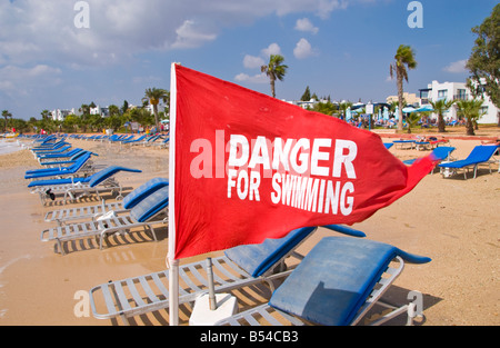 Rote Gefahr für Schwimmen Flagge am Strand von Ayia Napa auf der Mittelmeer Insel Zypern EU Stockfoto