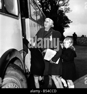 Bildung Schule: Miss Marjorie Wilson, Schwester des Premierministers, nicht die Lehrer streiken mitmachen aber besuchte die Schule in Biscoveey, Cornwall. In Ermangelung von Angestellten Lehrern Hirten Direktorin Miss Wilson die Kinder aus der Schule und in den Schulbus. November 1969 Z11197-001 Stockfoto