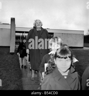 Bildung Schule: Miss Marjorie Wilson, Schwester des Premierministers, nicht die Lehrer streiken mitmachen aber besuchte die Schule in Biscoveey, Cornwall. In Ermangelung von Angestellten Lehrern Hirten Direktorin Miss Wilson die Kinder aus der Schule und in den Schulbus. November 1969 Z11197-003 Stockfoto