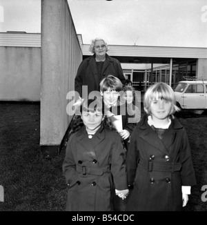 Bildung Schule: Miss Marjorie Wilson, Schwester des Premierministers, nicht die Lehrer streiken mitmachen aber besuchte die Schule in Biscoveey, Cornwall. In Ermangelung von Angestellten Lehrern Hirten Direktorin Miss Wilson die Kinder aus der Schule und in den Schulbus. November 1969 Z11197-004 Stockfoto