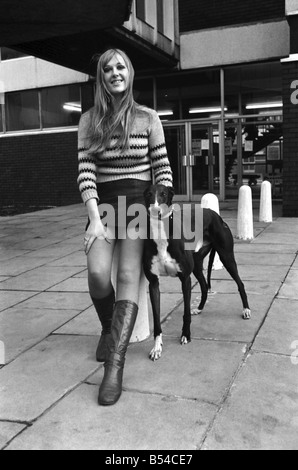 Menschen mit Tieren. Frau. Fiena Ward mit ihrem Hund Barnabas außerhalb Manchester College of Art. November 1969 Z11200-001 Stockfoto