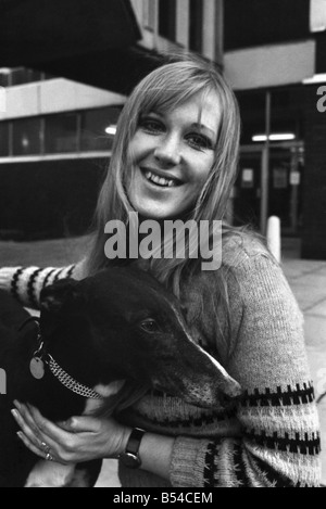 Menschen mit Tieren. Frau. Fiena Ward mit ihrem Hund Barnabas außerhalb Manchester College of Art. November 1969 Z11200-003 Stockfoto