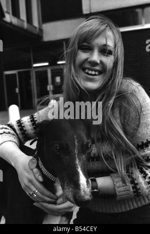 Menschen mit Tieren. Frau. Fiena Ward mit ihrem Hund Barnabas außerhalb Manchester College of Art. November 1969 Z11200-004 Stockfoto