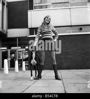 Menschen mit Tieren. Frau. Fiena Ward mit ihrem Hund Barnabas außerhalb Manchester College of Art. November 1969 Z11200-005 Stockfoto