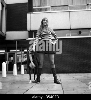 Menschen mit Tieren. Frau. Fiena Ward mit ihrem Hund Barnabas außerhalb Manchester College of Art. November 1969 Z11200 Stockfoto