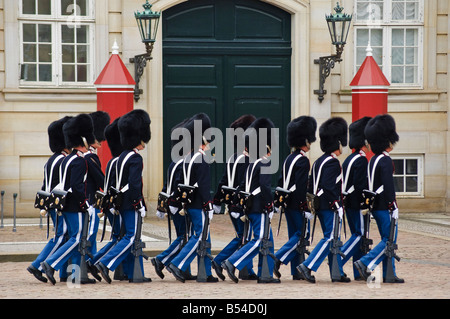 Wachablösung am Schloss Amalienborg die königliche Residenz in Kopenhagen København Stockfoto