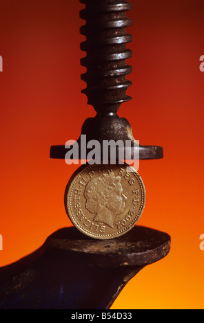 UK Sterling ein Pfund-Münze in Klammer gehalten Stockfoto