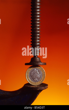 UK Sterling zwei Pfund-Münze in Klammer gehalten Stockfoto