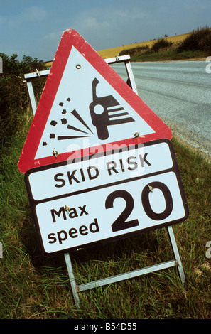 Warnschild Rutsch Gefahr auf neu sanierten Landstraße in der Nähe von Leeds Yorkshire UK