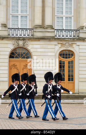 Wachablösung am Schloss Amalienborg die königliche Residenz in Kopenhagen København Stockfoto